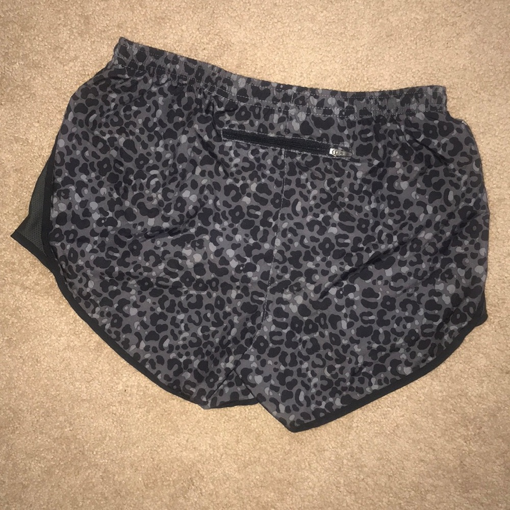 Nike Dri-Fit workout short - Picture 4 of 8